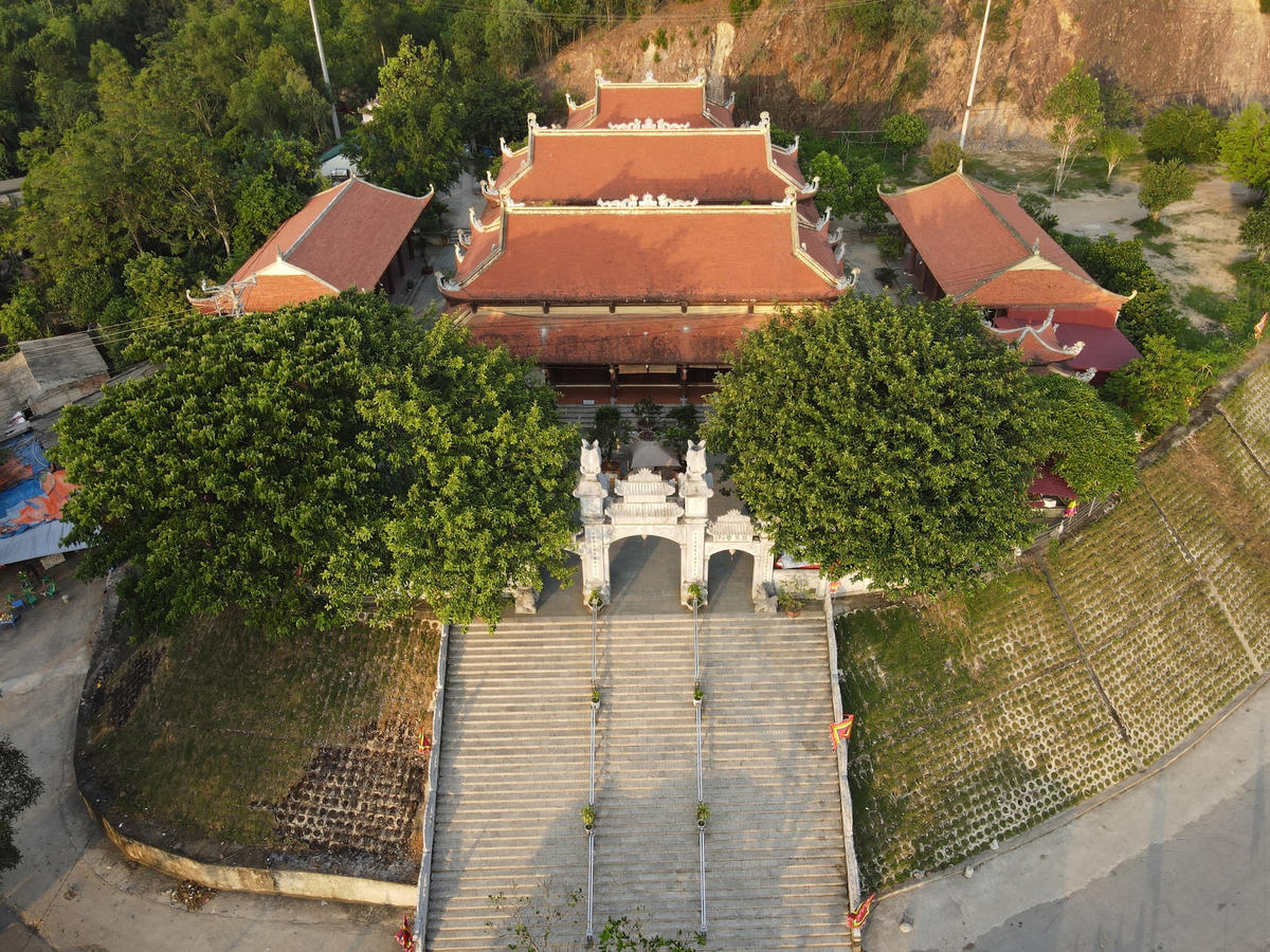 Từ trung tâm TP Thanh Hóa, theo QL1A về phía Bắc chừng 40km là đến đền Hàn Sơn. Ngôi đền uy nghi, cổ kính với tuổi thọ hàng trăm năm. 