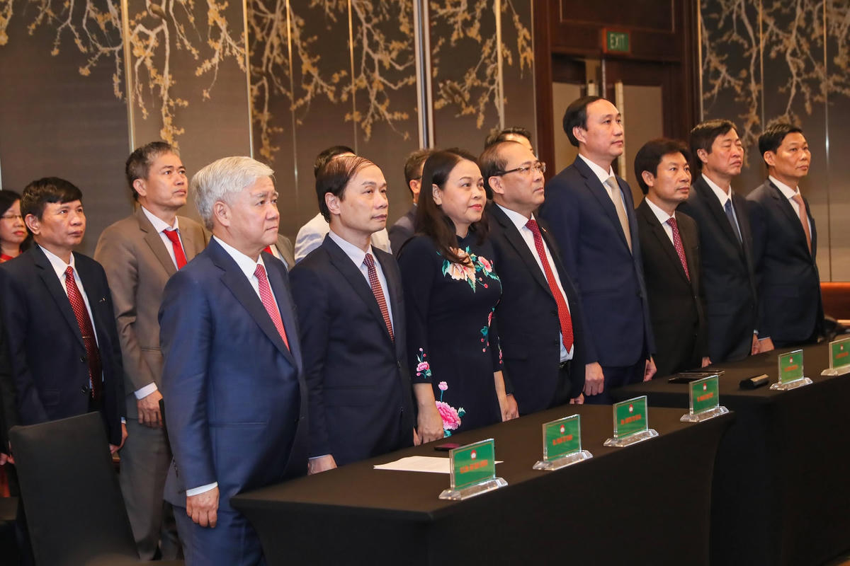 Các đại biểu thực hiện nghi lễ chào cờ.