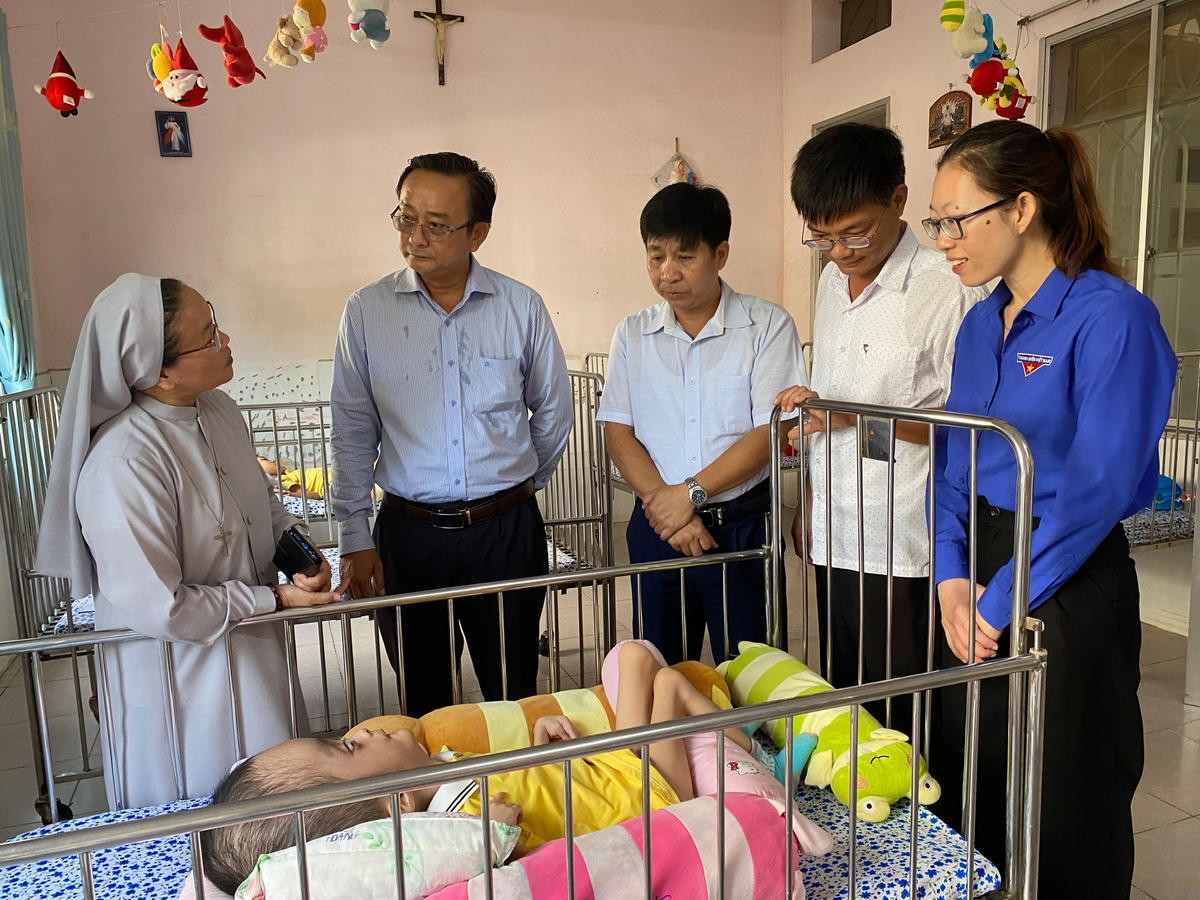 Đoàn đến thăm Cơ sở chăm sóc trẻ em mồ côi, khuyết tật Thiên Thần, thị xã Phú Mỹ.