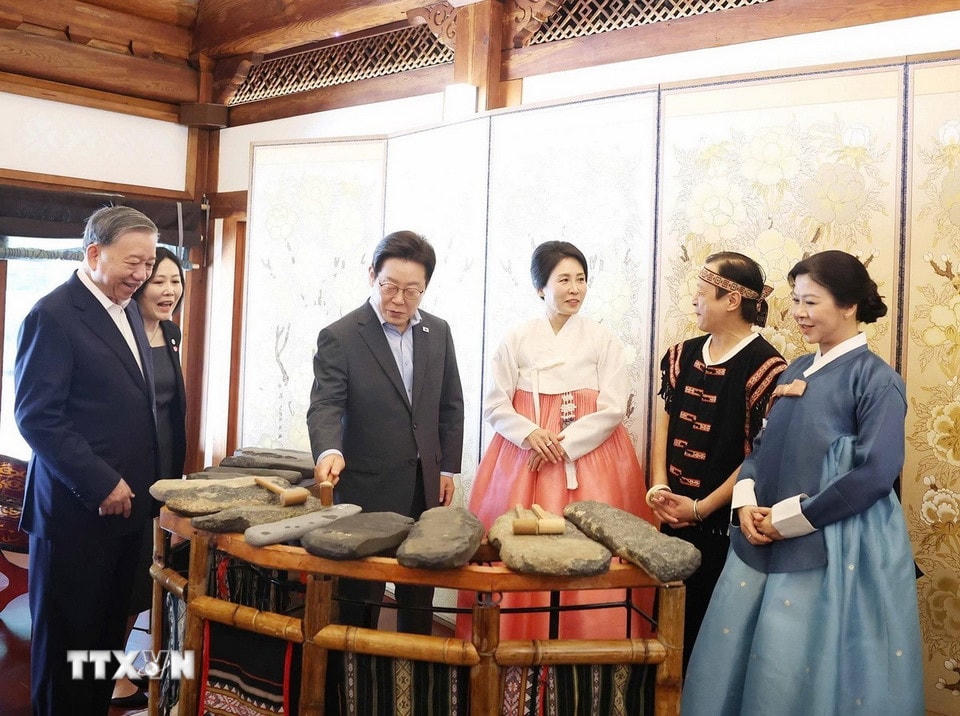 Tổng thống Hàn Quốc Lee Jae Myung trải nghiệm nghệ thuật đàn đá của Việt Nam. (Ảnh: Thống Nhất/TTXVN)