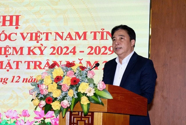 Ông Nguyễn Khắc Toàn - Phó Bí thư Thường trực Tỉnh ủy, Chủ tịch HĐND tỉnh đang phát biểu tại hội nghị