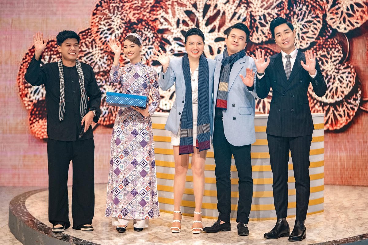 Sự xuất hiện của vợ chồng Tuấn Khải - Lê Khánh khiến khán giả trường quay "Khách sạn 5 sao"... hạnh phúc lây. 