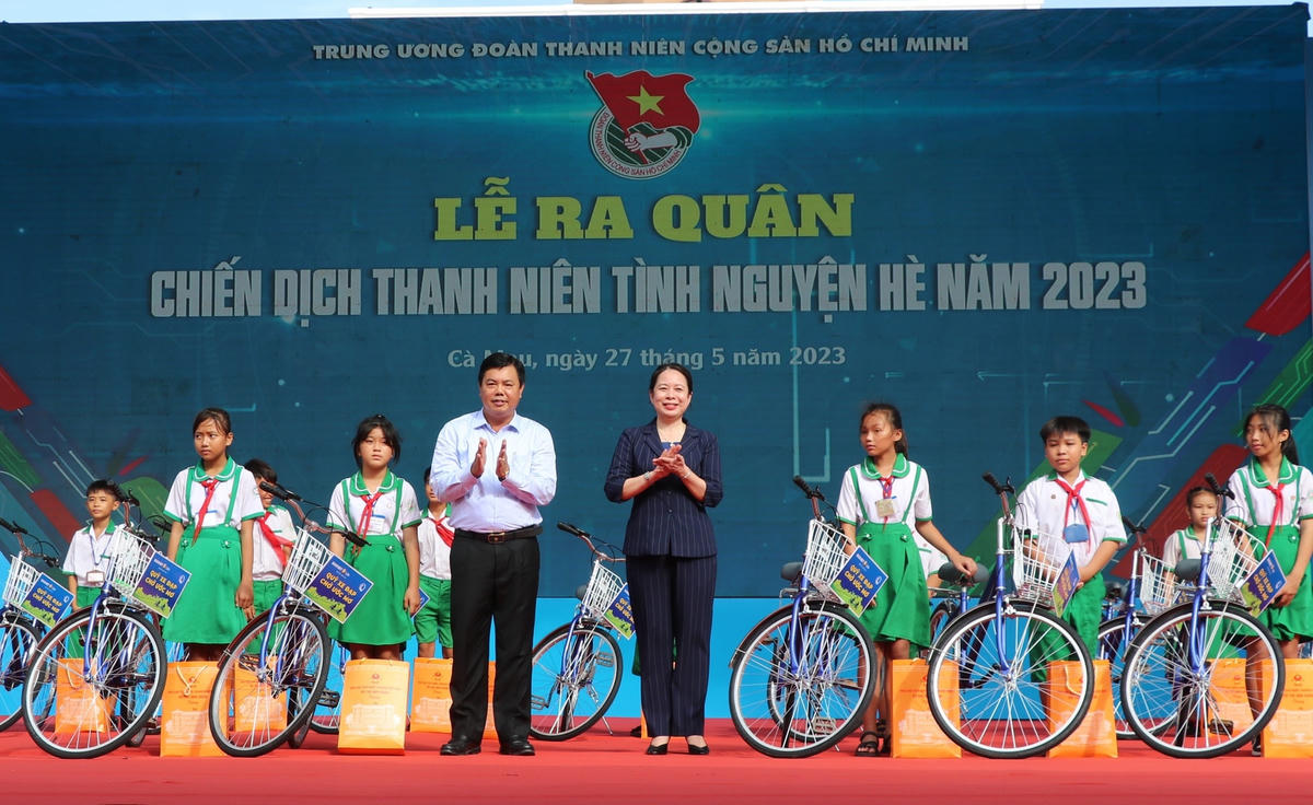 Phó Chủ tịch Nước Võ Thị Ánh Xuân và Bí thư Tỉnh uỷ Cà Mau Nguyễn Tiến Hải trao xe đạp cho các em học sinh.