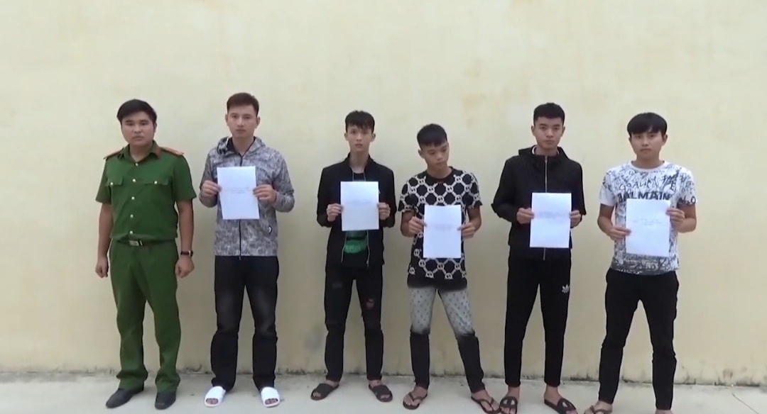 Nhóm thanh niên dùng cầm hung khí truy đuổi nhau, gây náo loạn đường phố bị tạm giữ.
