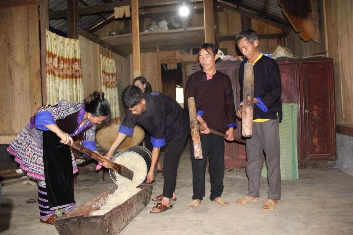 Các thành viên trong gia đình quây quần, chuẩn bị thức ăn để cùng nhau đón Tết Độc lập