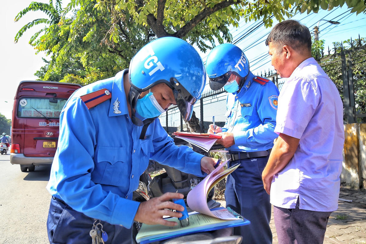 Phát hiện vi phạm, lực lượng chức năng ngay lập tức dừng phương tiện, lập biên bản xử lý nghiêm.