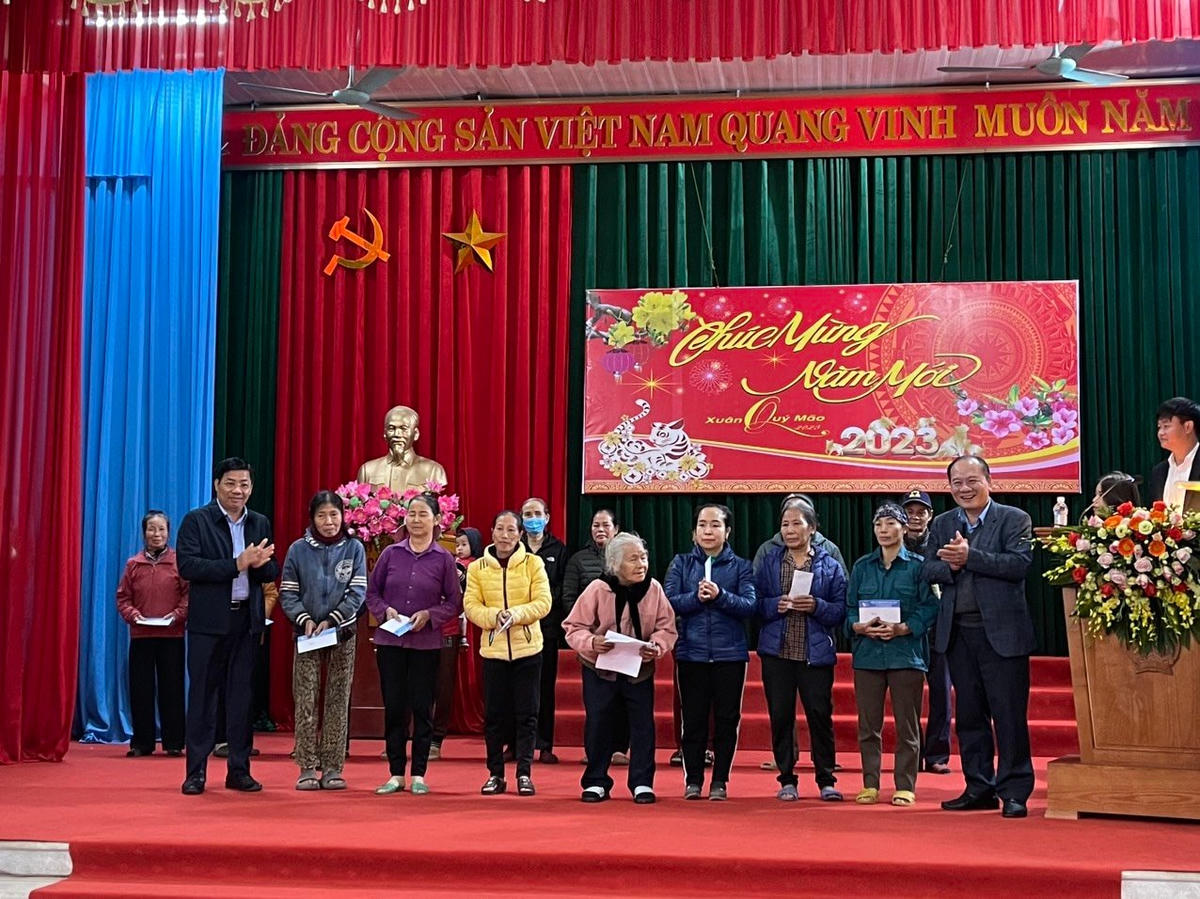 Tặng quà cho người có hoàn cảnh khó khăn trên địa bàn tỉnh Bắc Giang.
