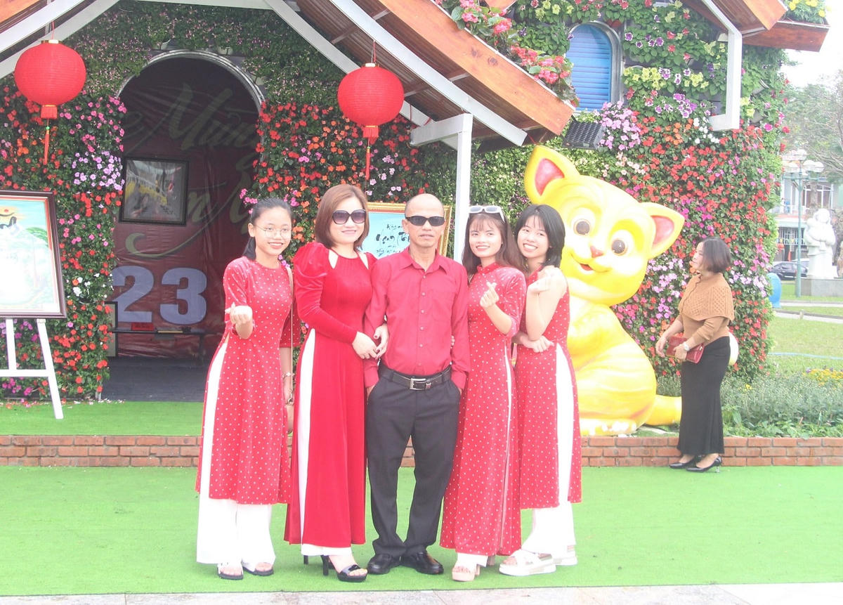 Gia đình chụp ảnh bên ngôi nhà hoa rực rỡ ở Quảng trường 24/3.