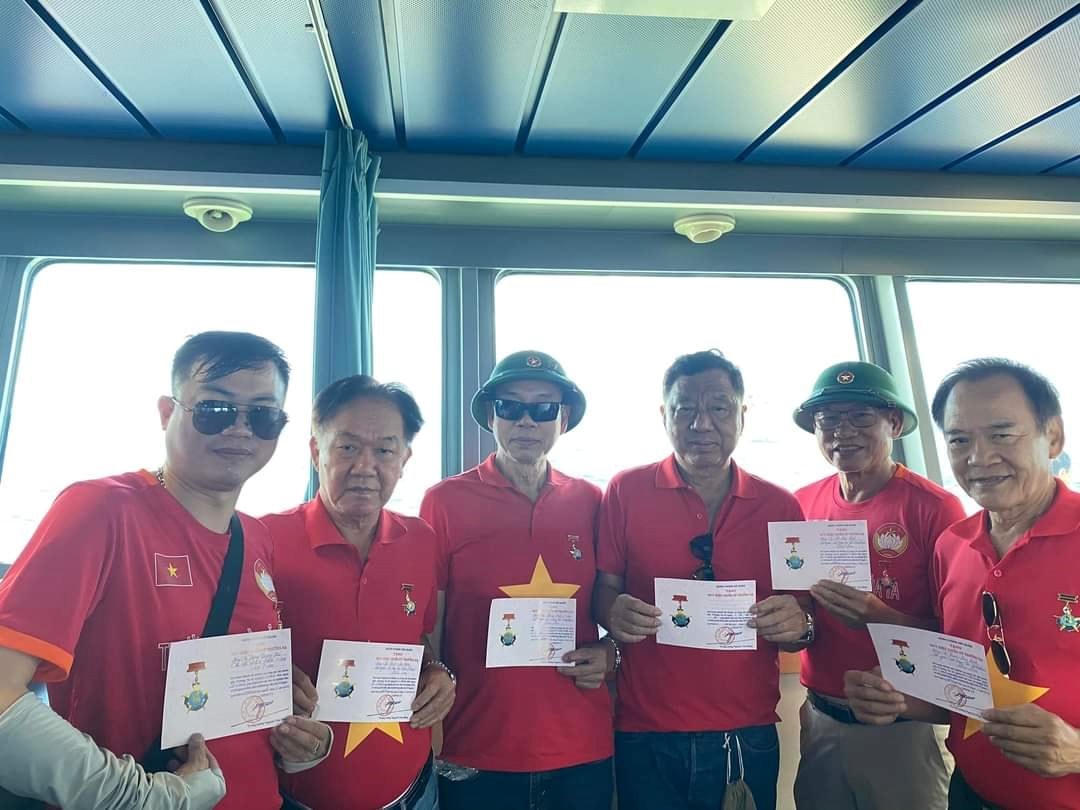 Kiều bào Hàn Quốc và Thái Lan trên tàu KN 491