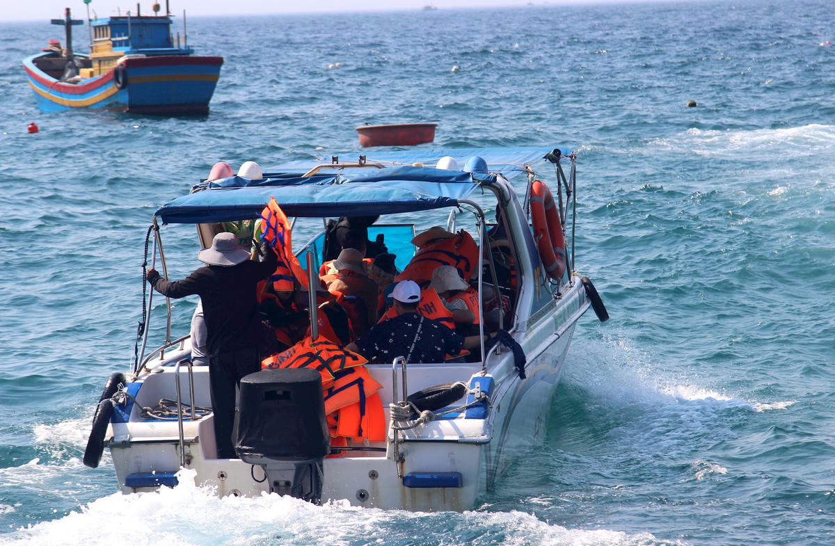 Hoạt động du lịch biển đảo giúp giải quyết sinh kế cho hơn 1.000 lao động tại Nhơn Lý. Ảnh: Thùy Trang - Diễm Phúc. 