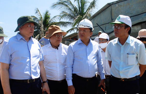 Đoàn công tác cùng lãnh đạo tỉnh Ninh Thuận kiểm tra thực địa khu vực sạt lở thuộc khu phố Ninh Chữ 1, thị trấn Khánh Hải, huyện Ninh Hải.