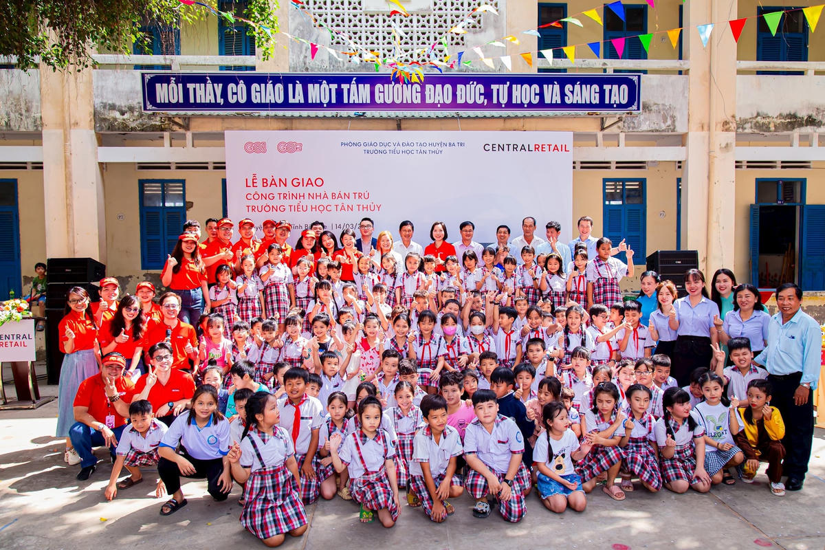 Niềm vui của thầy cô và học sinh trường tiểu học Tân Thủy trong ngày bàn giao nhà bán trú