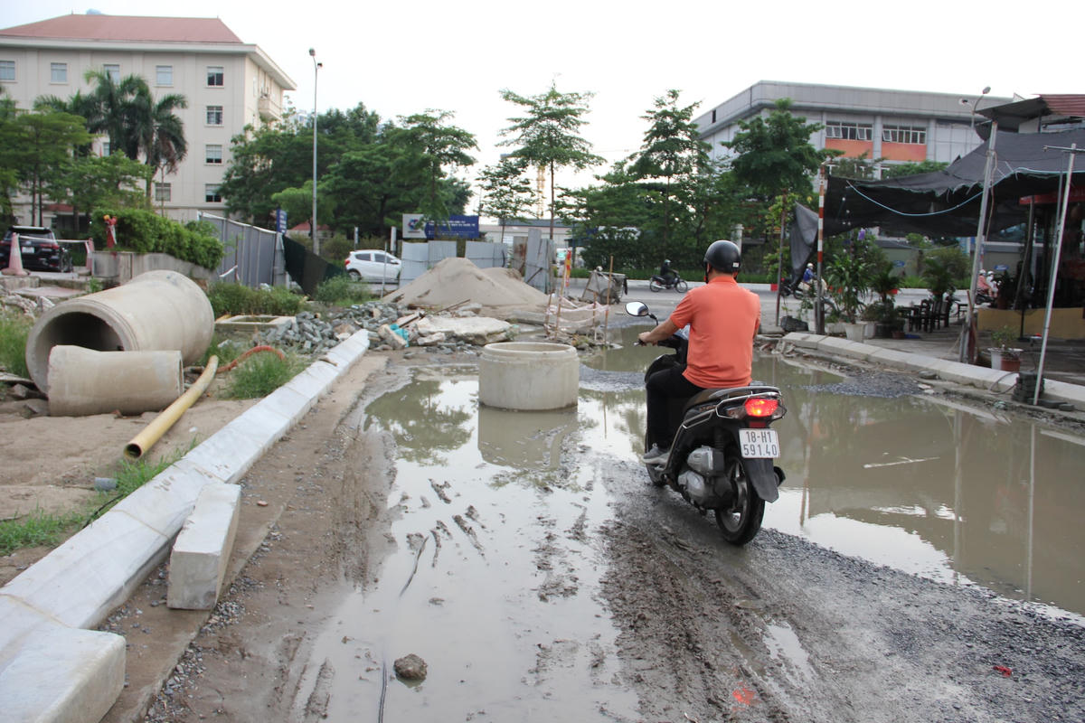 Chị Hà - một người dân kinh doanh tại ngõ 8 đường Tôn Thất Thuyết cho biết: “Đoạn đường dài chưa đầy 200 mét mà đơn vị thi công đã 2 năm nay vẫn chưa xong. Khi trời nắng xe chạy qua bụi bay mù mịt, còn lúc trời mưa to nước ngập lên cả vỉa hè, người dân và cán bộ, nhân viên tại Tổng cục Dân số phải ‘bì bõm’ đi qua rất vất vả”.