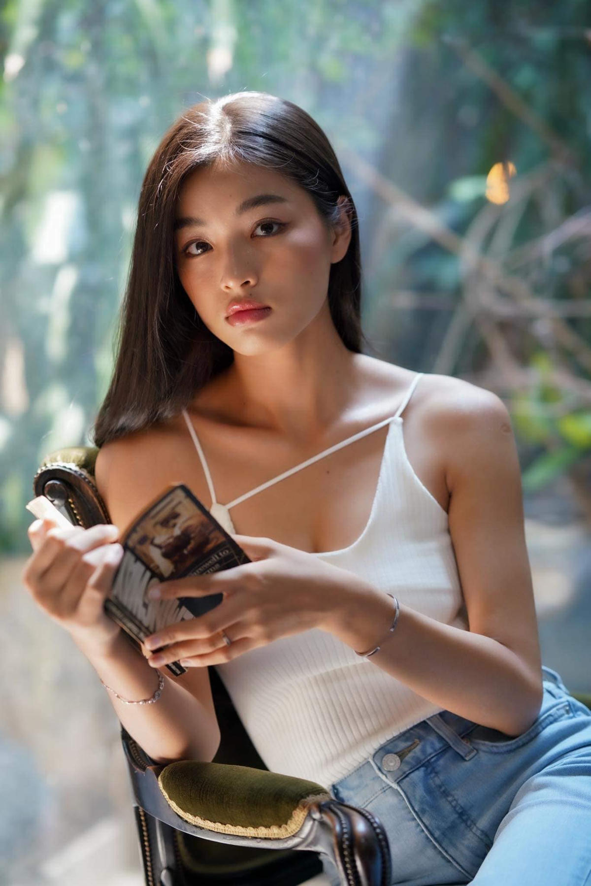 Trong “Em và Trịnh”, Lan Thy vào vai Bích Diễm – người tình ở Huế của Trịnh Công Sơn những năm 1960, cô cũng là nguồn cảm hứng để ông viết nên tình khúc “Diễm xưa”.