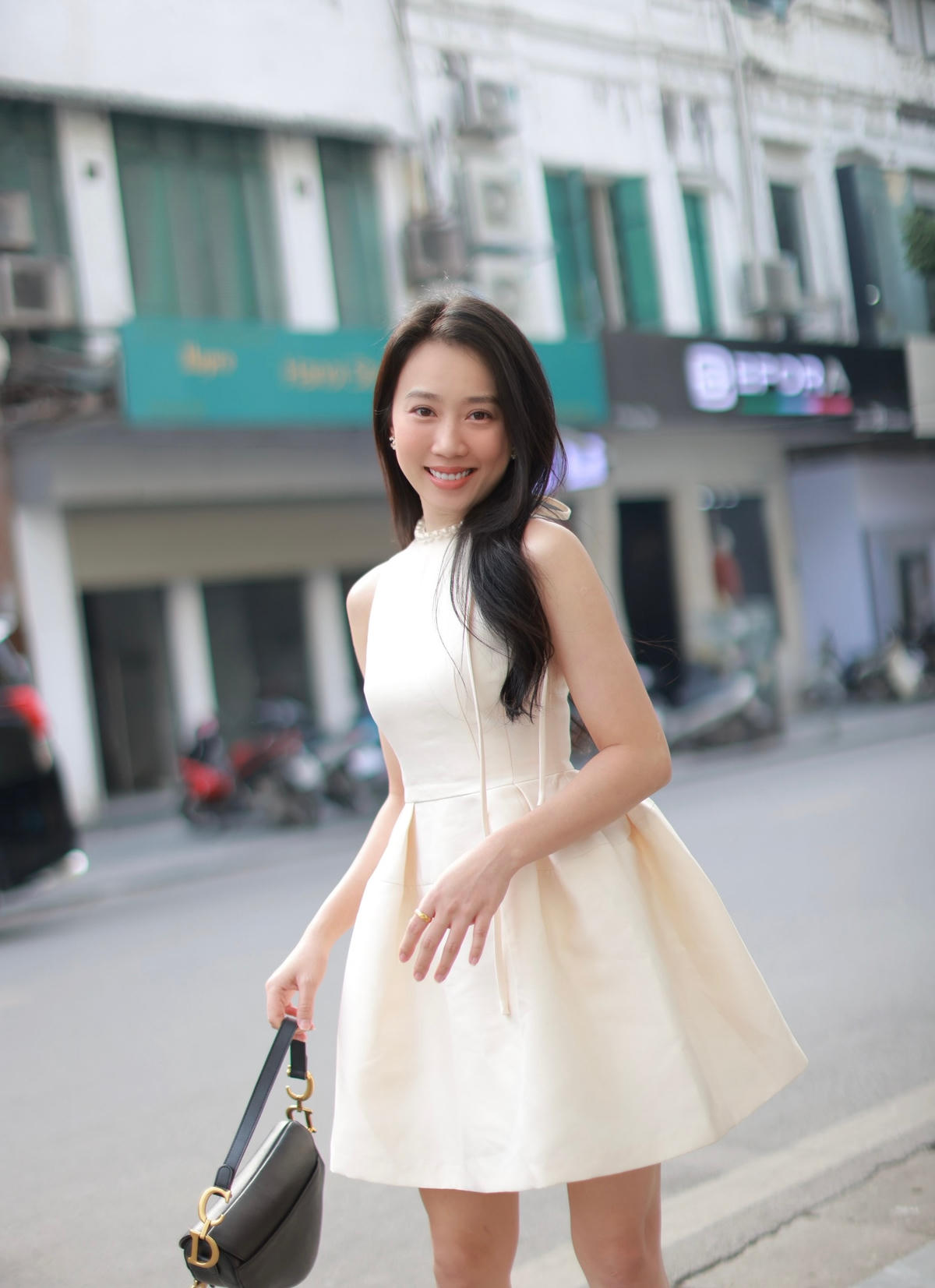 Hóa thân thành Diệu, tạo hình của Hồng Loan là cô tiểu thư với gia thế giàu có. 