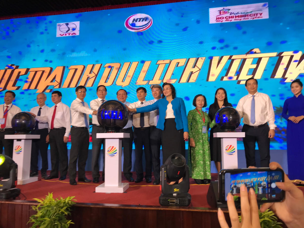 Đại biểu Sở ngành và các Hiệp hội du lịch địa phương cùng nhấn nút khai mạc sự kiện "Liên kết sức mạnh Du lịch Việt Nam" năm 2022. (Ảnh: Anh Đức).