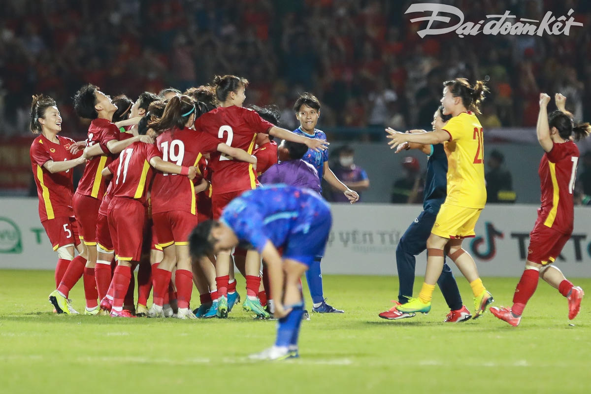 [ẢNH] Các nữ tuyển thủ tự hào nhận Huy chương Vàng SEA Games 31