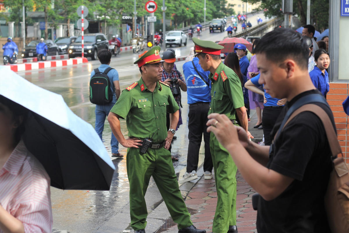 Lực lượng bảo vệ dựng rào cách cổng trường một đoạn để đảm bảo ATGT, an ninh trật tự. Ảnh: Ngọc Ánh.
