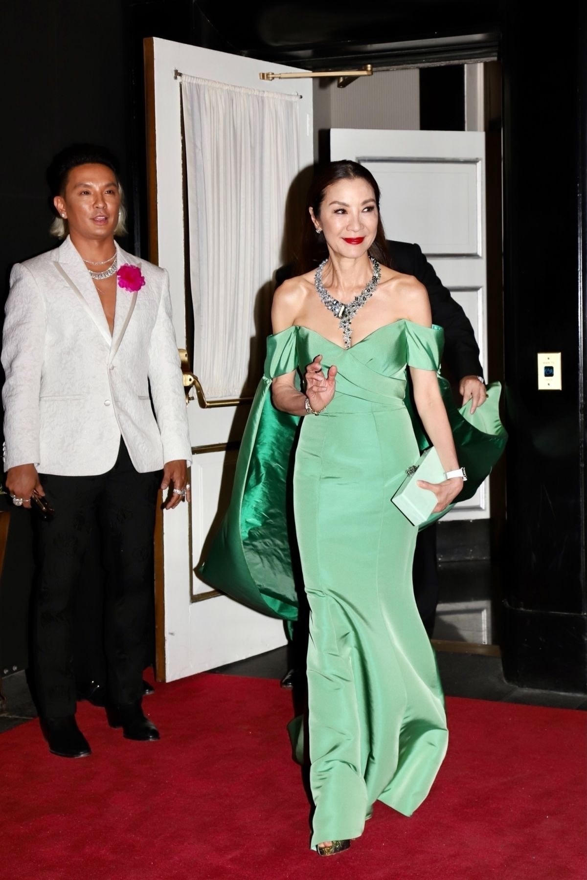 Khi dần quen với những sự kiện danh giá, nữ diễn viên kích khởi rung cảm quyến rũ qua váy đuôi cá hai dây với phần cổ khoét sâu – trang phục quen thuộc đồng hành cùng cô trong những năm đầu 2000. 