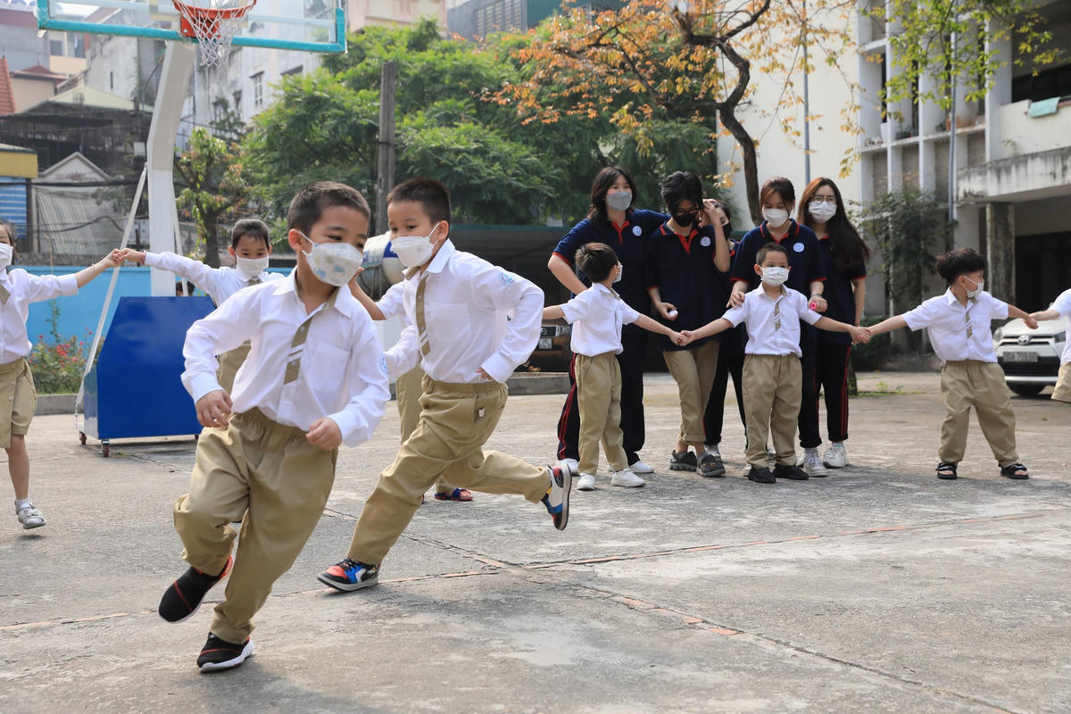Nhiều phụ huynh mong muốn con được nghỉ trọn vẹn ngày thứ 7 để được nghỉ ngơi, vui chơi. Ảnh: Quang Vinh.