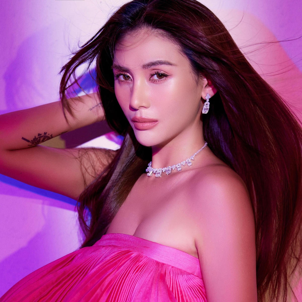 Võ Hoàng Yến từng khóc thừa nhận trên sóng truyền hình từng yêu một đàn ông đã có vợ.