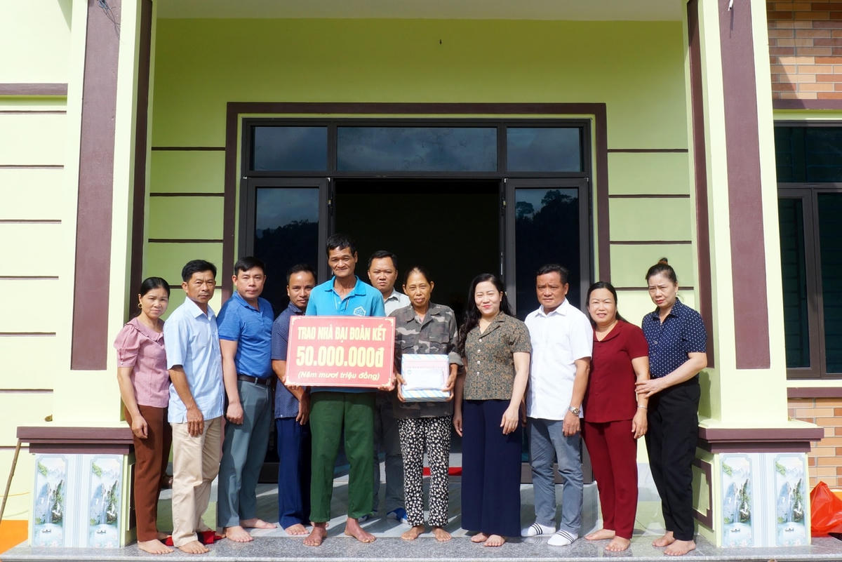Ủy ban MTTQ tỉnh Bắc Kạn trao nhà Đại đoàn kết cho gia đình ông Đoàn Văn Thái - thôn Pác Thiên, xã Nguyên Phúc, huyện Bạch Thông. Ảnh: Hoàng Vũ.