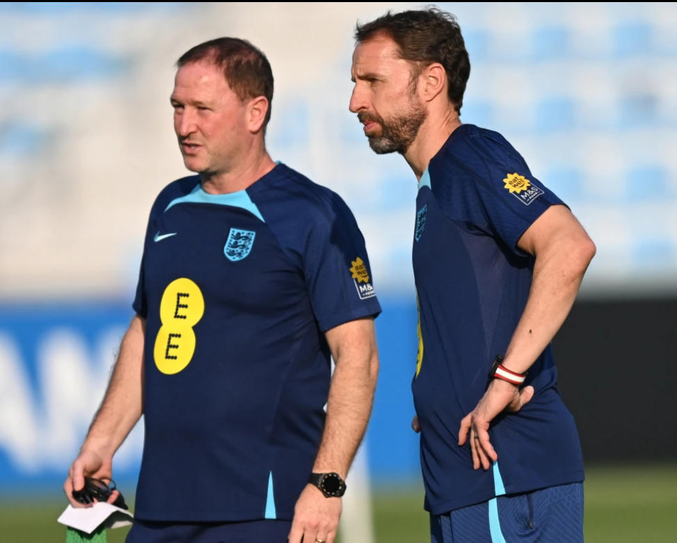 HLV Steve Holland, trợ lý của HLV Gareth Southgate đang vạch ra một kế hoạch để chống lại danh thủ người Pháp Kylian Mbappe trong trận tứ kết World Cup. Ảnh: The Sun.