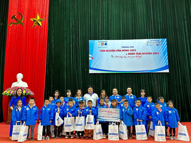 Trao tặng 500 chiếc áo ấm và 500 đôi dép cho các em học sinh tại địa phương.
