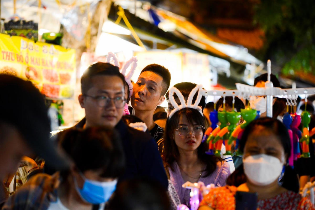 Tuy nhiên, do quá đông đúc nên không ít người cảm thấy nóng bức và tỏ ra mệt mỏi khi phải nhích từng bước một.