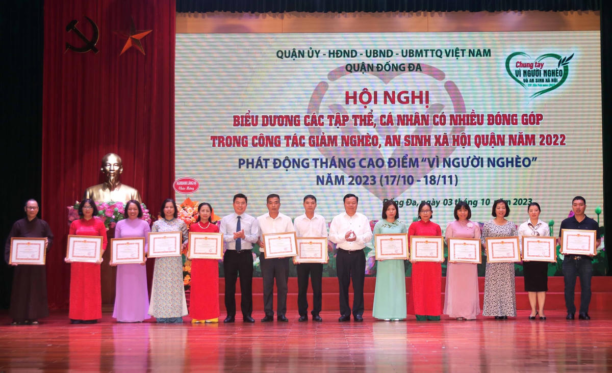Trao Giấy khen biểu dương các tập thể, cá nhân có nhiều đóng góp trong công tác giảm nghèo, an sinh xã hội quận năm 2022 tại Hội nghị.