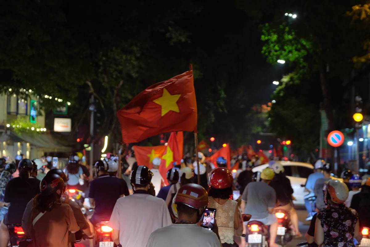 Dòng người cùng nhau kéo về trung tâm thành phố để ăn mừng đội tuyển bóng đá nữ Việt Nam giành huy chương vàng SEA Games 31.