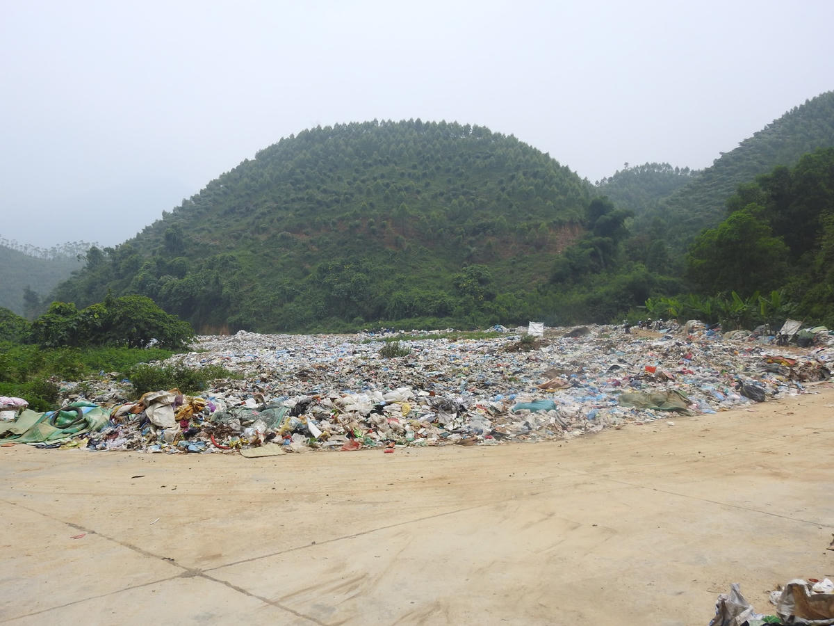 Ngoài ra, có tình trạng rác tập kết lộ thiên.