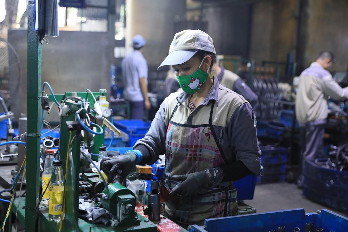 Doanh nghiệp cần chủ động hơn nữa trong việc tìm kiếm nguồn hàng để bố trí việc làm đều đặn cho người lao động. Ảnh: Quang Vinh.