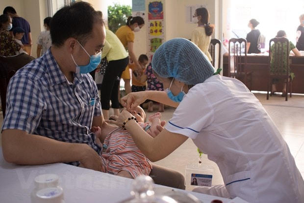 Trẻ em uống vitamin A bổ sung dưỡng chất.