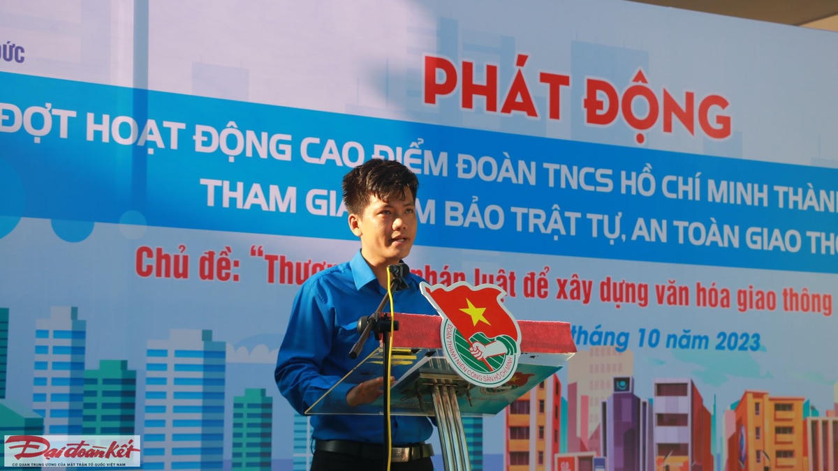 Anh Thi Văn Ngọc Tuấn, Phó Bí thư Thành Đoàn TP Thủ Đức phát động đợt cao điểm tuyên truyền văn hóa giao thông (Ảnh: Lương Hợp).