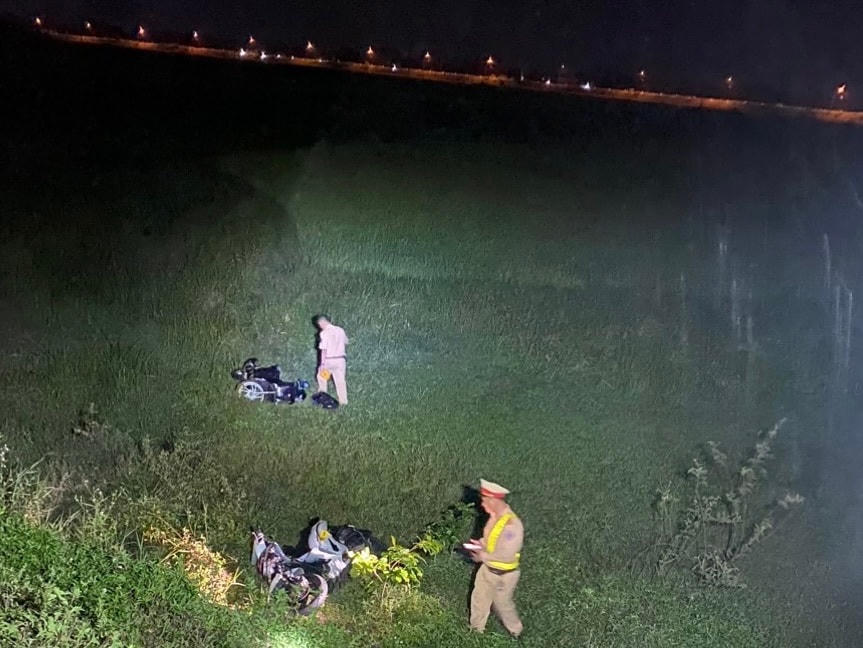 Chiếc xe máy đối tượng Sơn bỏ lại dưới đám ruộng.     