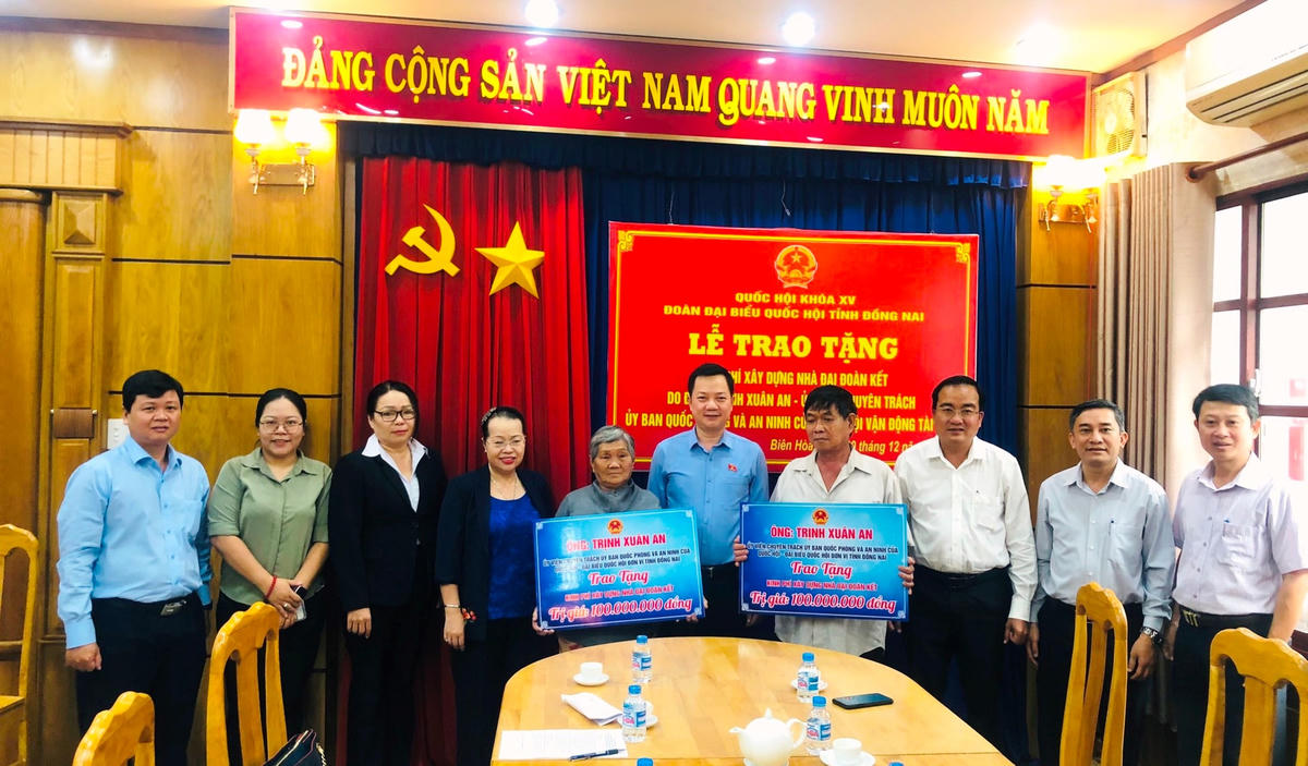 Hai hộ dân mỗi hộ được hỗ trợ 100 triệu đồng kinh phí xây dựng nhà ở.