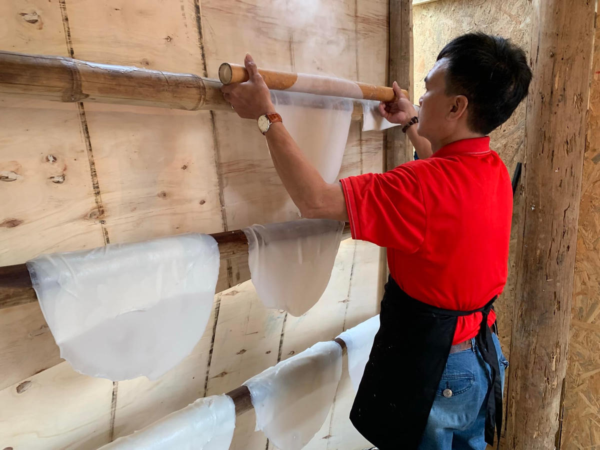 Công đoạn tráng bánh Phở.