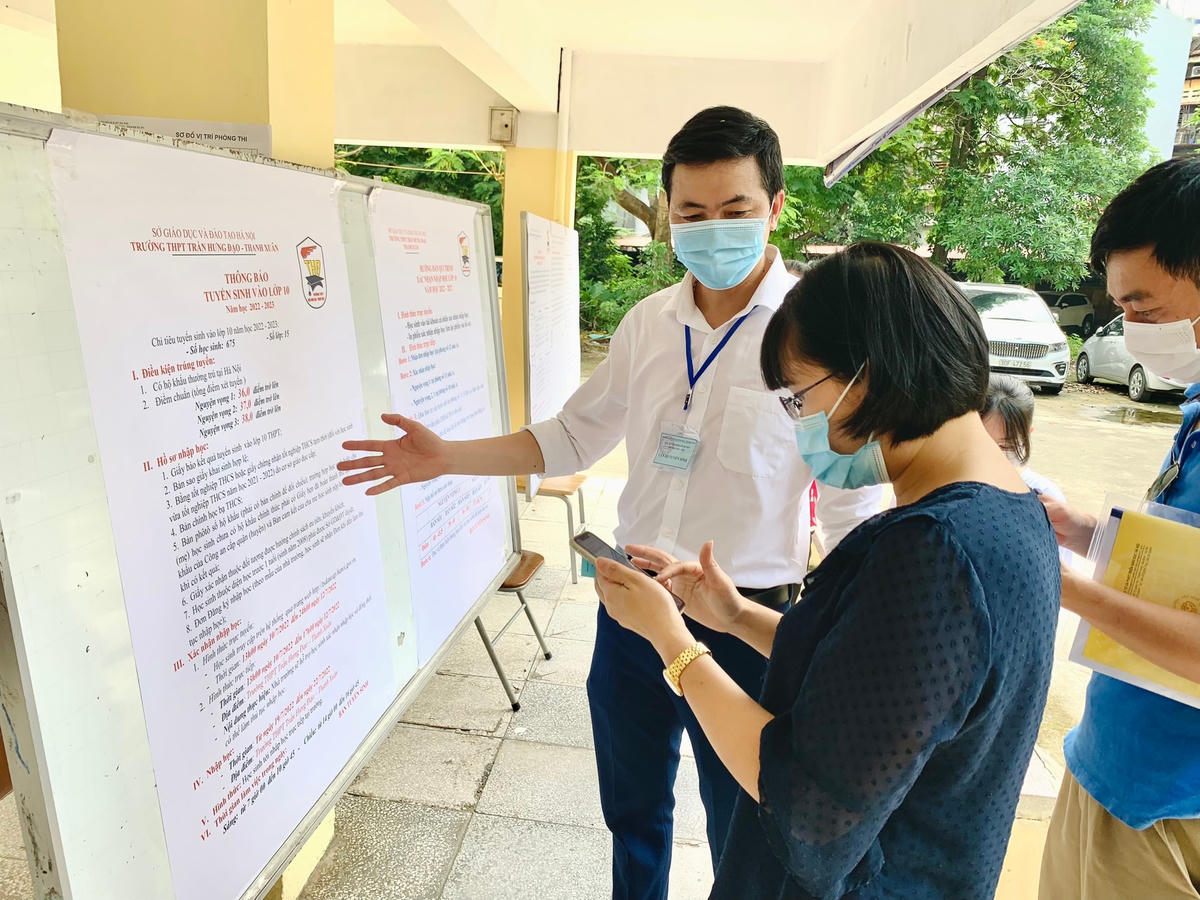 Mặc dù học sinh và phụ huynh có thể đăng ký nhập học online nhưng nhiều gia đình vẫn đưa con tới trường làm thủ tục trực tiếp để không xảy ra sự cố.