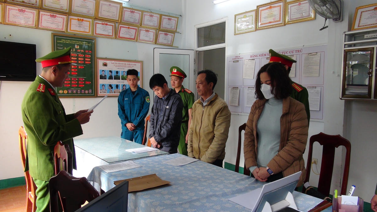 Lực lượng Công an đọc quyết định bắt 3 đối tượng về tội đưa hối lộ.