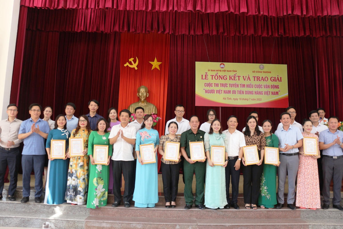 Lãnh đạo Ủy ban MTTQ Việt Nam tỉnh và Sở Công Thương tỉnh Hà Tĩnh chụp ảnh lưu niệm cùng các tổ chức và cá nhân đạt giải trong cuộc thi.