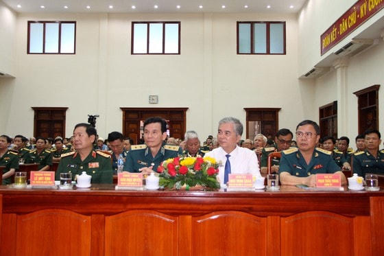 Lãnh đạo Bộ Quốc phòng, Quân chủng Phòng không-Không quân và UBND TPHCM tham dự lễ kỷ niệm.
