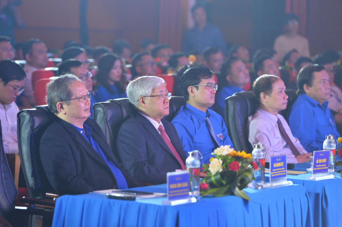 Các đại biểu tham dự buổi lễ.