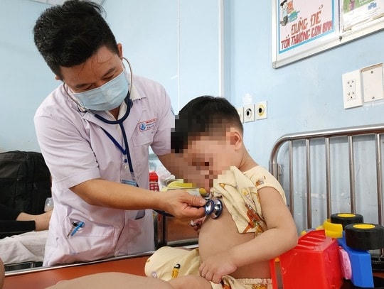 Bác sĩ thăm khám cho trẻ mắc tay chân miệng tại Bệnh viện Nhi đồng 1 (TP HCM). Ảnh: Hải Yến/NLĐ.