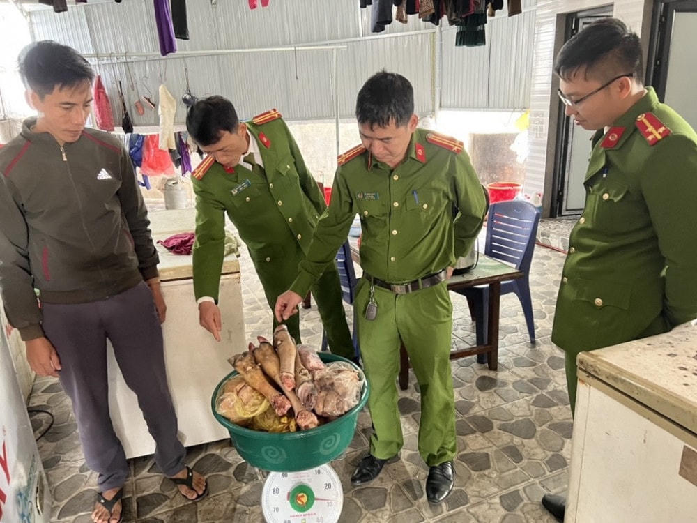 Tổng trọng lượng 415 kg sản phẩm động vật không đảm bảo vệ sinh.