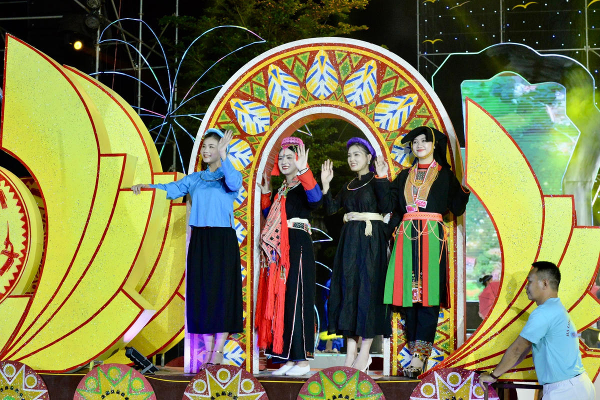 Mà còn mang màu sắc riêng có của các dân tộc trên địa bàn tỉnh Quảng Ninh.