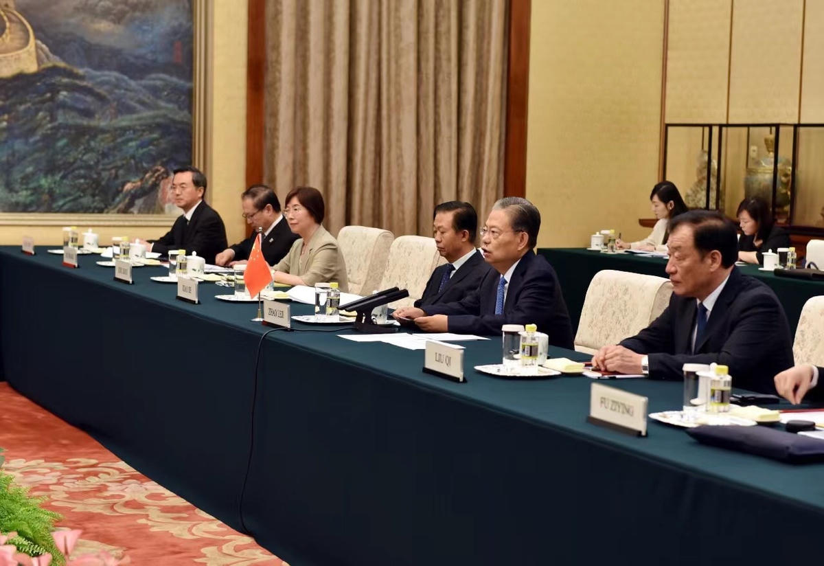 Đồng chí Triệu Lạc Tế, Ủy viên Thường vụ Bộ Chính trị Ban Chấp hành Trung ương Đảng Cộng sản Trung Quốc, Ủy viên trưởng Ủy ban Thường vụ Đại hội Đại biểu Nhân dân Toàn quốc (Nhân Đại), tức Chủ tịch Quốc hội Trung Quốc tại cuộc hội kiến.