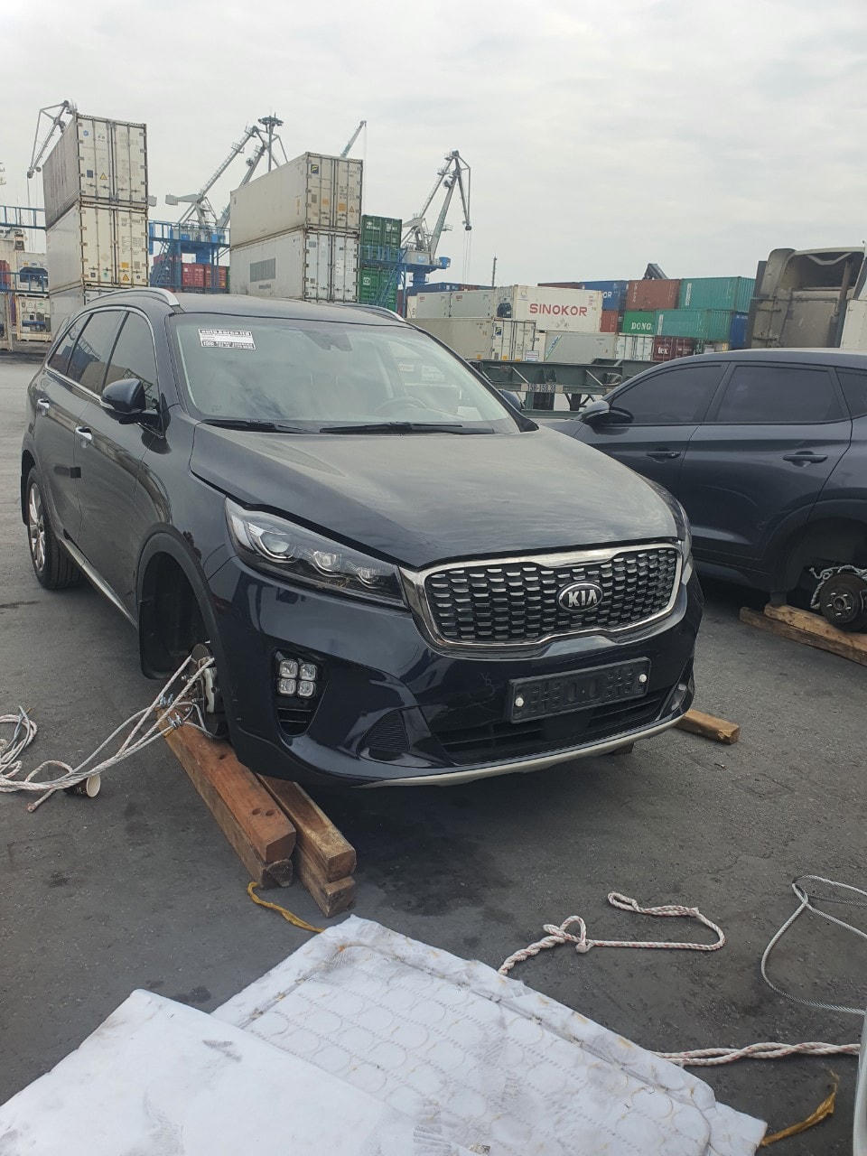 Hải quan TP Hải Phòng kiểm tra thực tế lô hàng có 9 chiếc xe bị tịch thu.