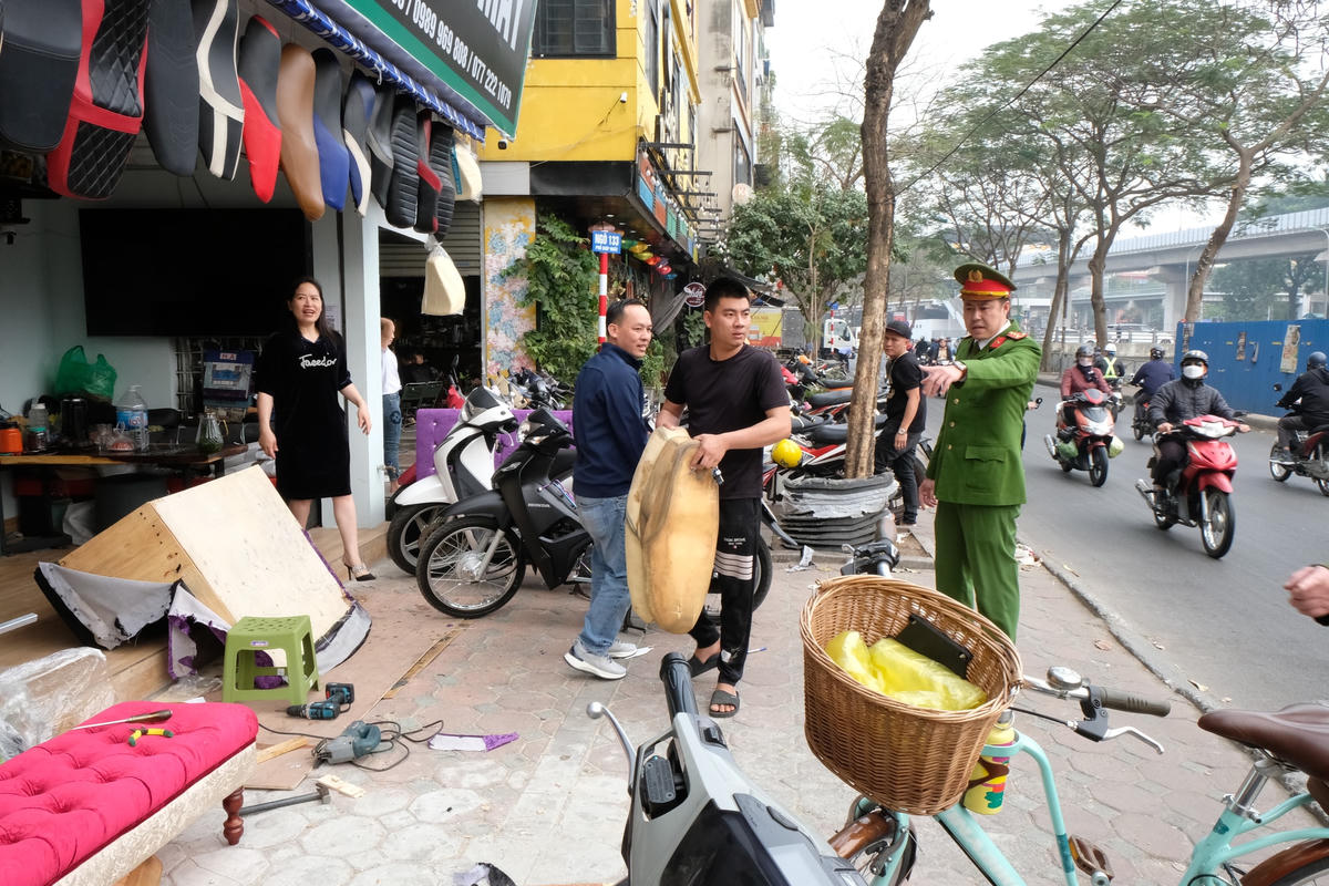 "Thời gian qua, Công an phường cũng thường xuyên nhắc nhở yêu cầu người dân ký cam kết không cố tình lấn chiếm vỉa hè. Tuy nhiên, ý thức người dân hiện vẫn chưa chấp hành tốt bởi mỗi khi vắng lực lượng chức năng là các hộ kinh doanh lại bày bán tràn lan. Do vậy, chúng tôi đã có phương án xử lý, nếu như các hộ kinh doanh, buôn bán vẫn cố tình chây ì sẽ đề nghị với lãnh đạo phường rút giấy phép kinh doanh nếu vi phạm nhiều lần", vị lãnh đạo này cho hay.