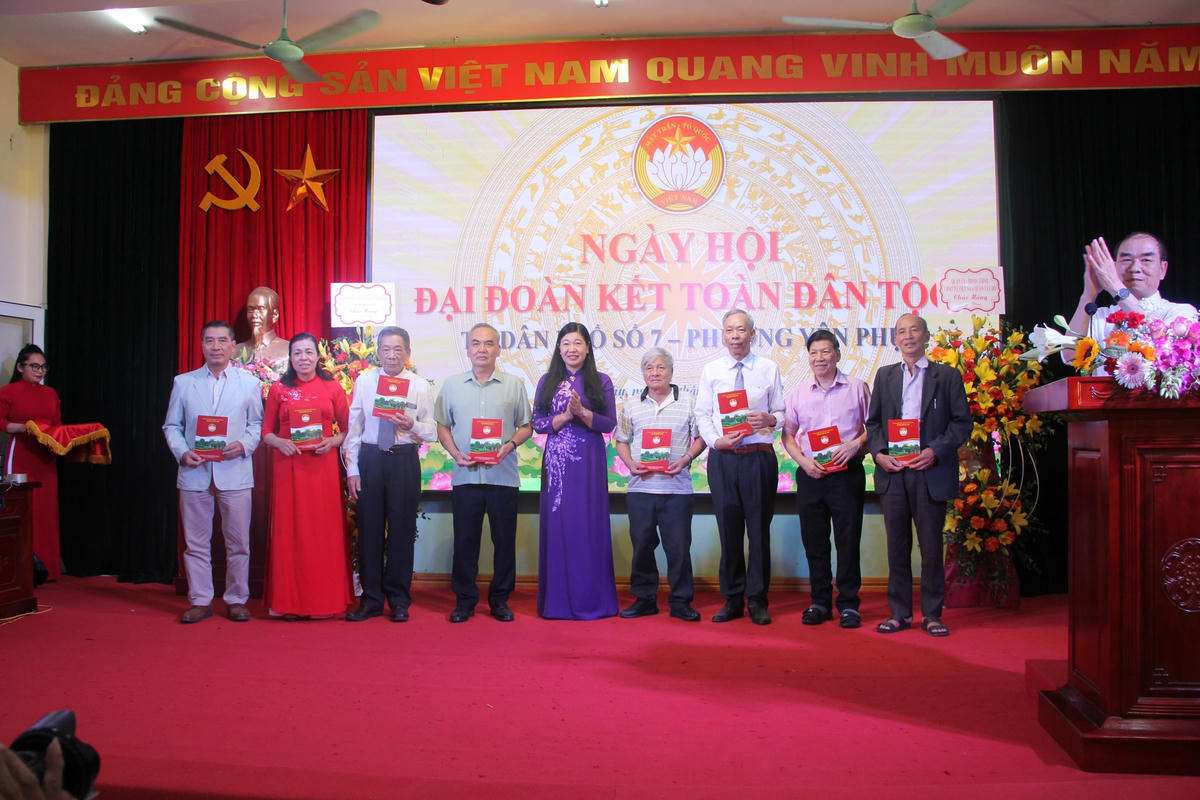 Bà Nguyễn Lan Hương tặng quà cho gia đình khó khăn trên địa bàn.